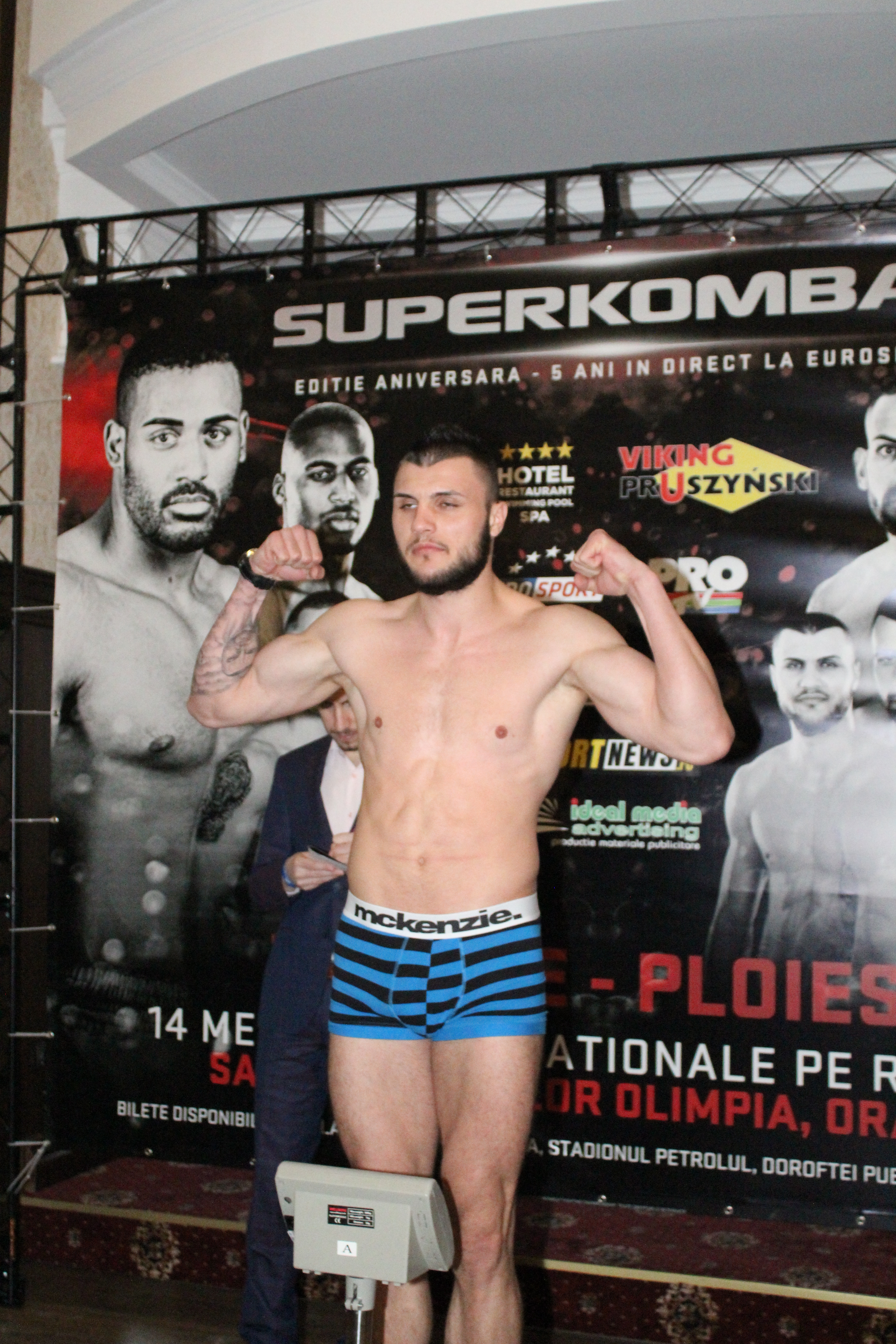 Luptătorii de la Superkombat Ploiești s-au confruntat pentru prima dată la cântarul oficial / GALERIE FOTO