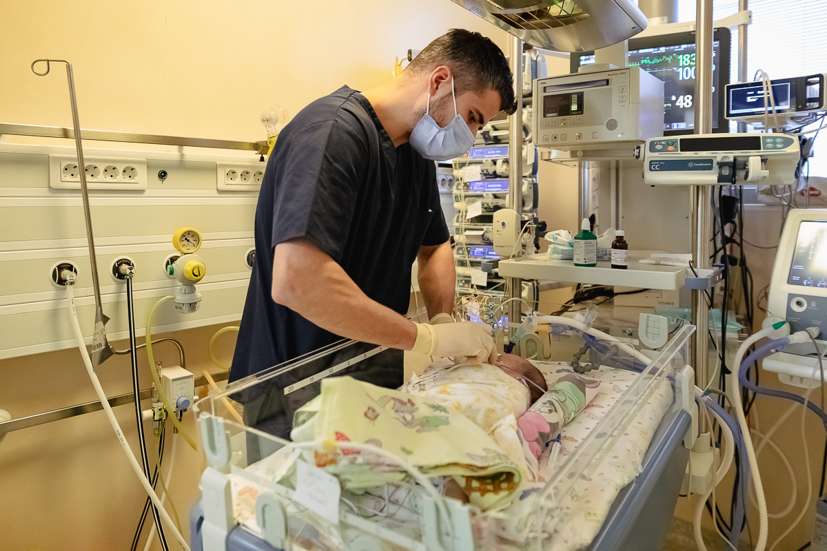 „Grijă pentru nou-născuți”, campanie umanitară a Fundației Ringier pentru achiziționarea unui sistem de livrare a oxidului nitric. „Medicii și Dumnezeu au făcut o minune pentru fiul meu!”