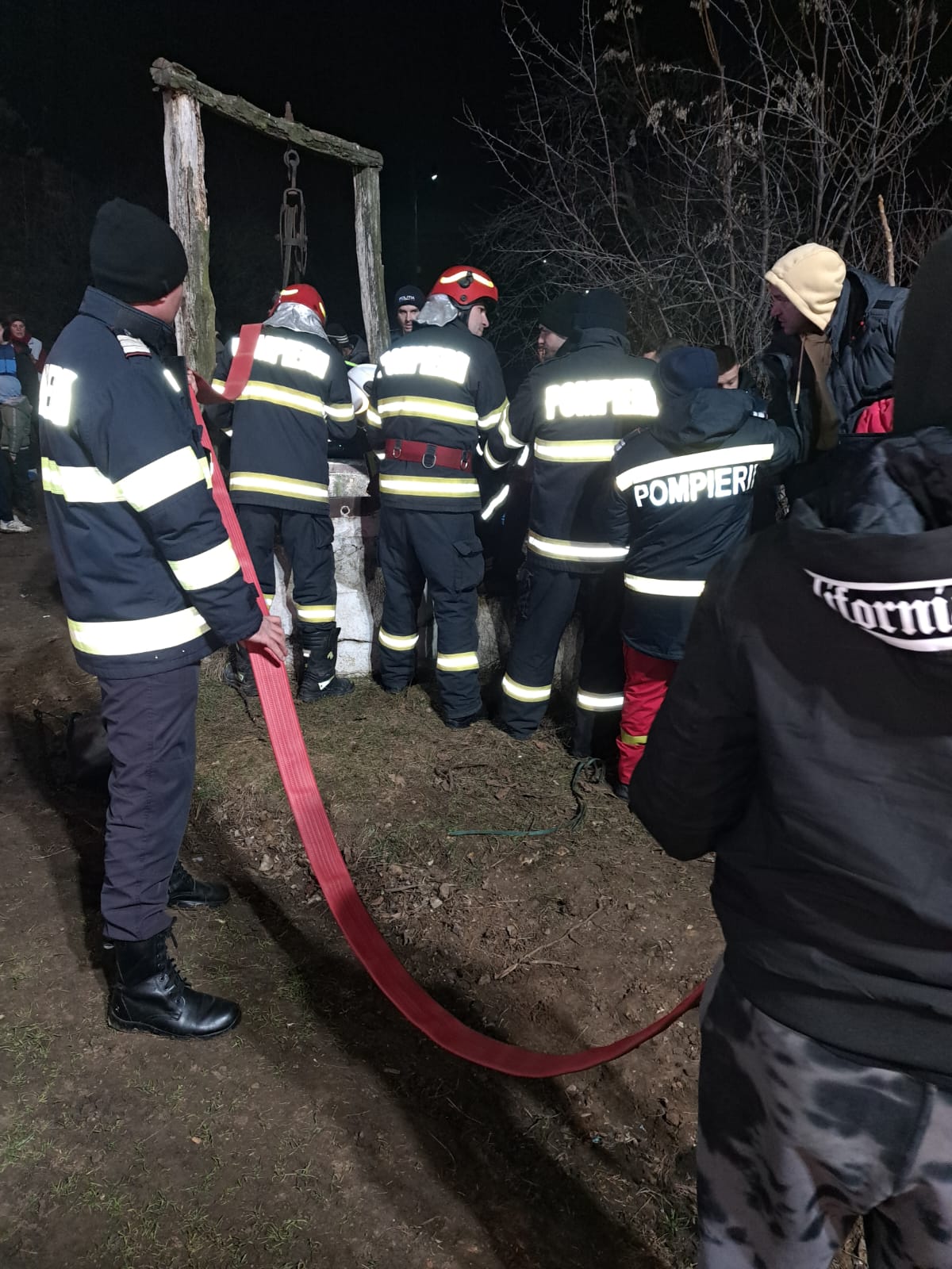 Un bărbat a căzut într-o fântână în Dolj în timp ce o păzea, un obicei tradițional de Bobotează în Oltenia