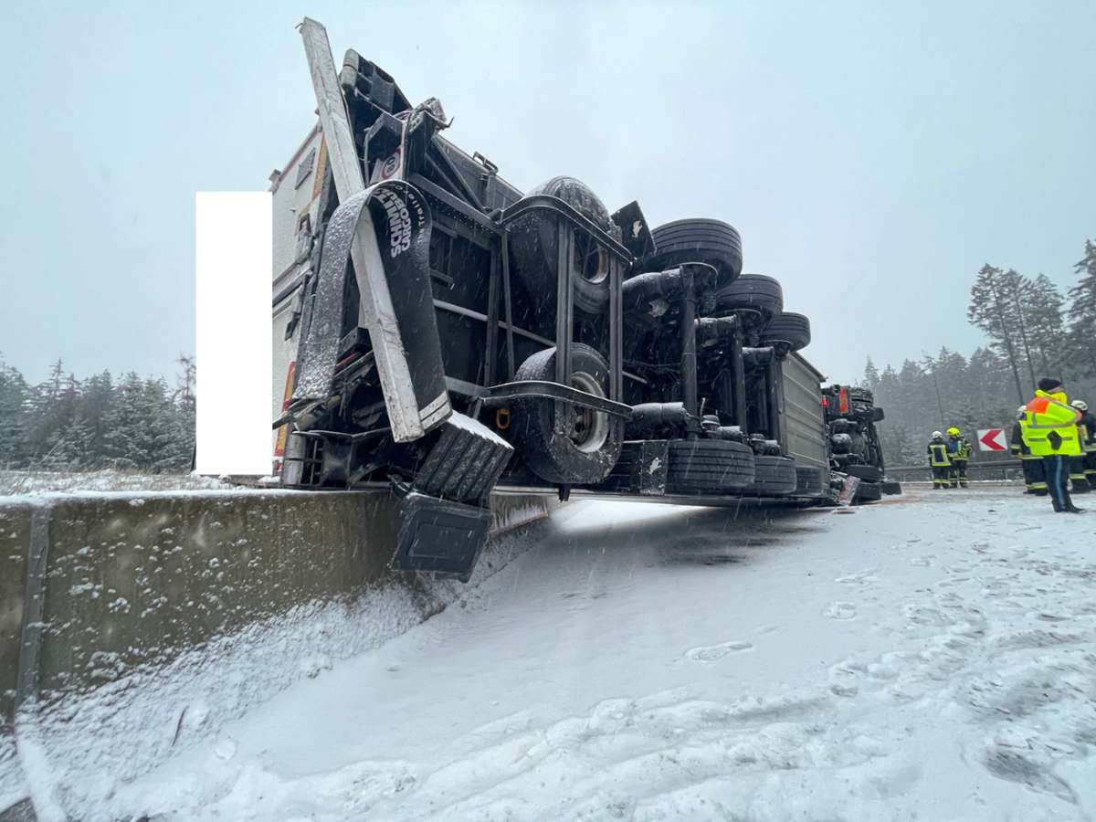 În prima zi cu zăpadă în Germania, un șofer român a răsturnat camionul pe autostradă și a blocat tot traficul