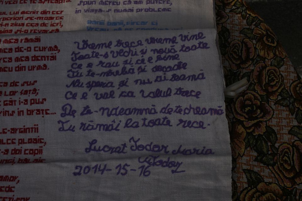GALERIE FOTO/ Din dragoste pentru Eminescu. A stat trei ani să coasă versurile poeziei «Luceafărul» pe o pânză de șapte metri lungime