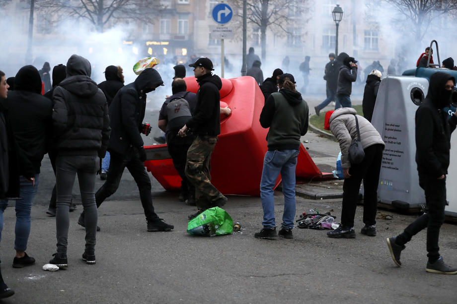 Proteste violente la Bruxelles, față de măsurile sanitare. Zeci de arestări în urma ciocnirilor dintre poliție și manifestanți