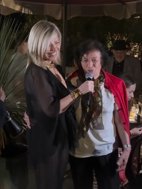 Imagini de la petrecerea Loredanei Groza, care a împlinit 55 de ani. A cântat alături de mama ei și s-a distrat alături de Iulia Vântur și Andreea Esca