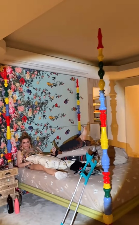 Imagini din casa Adinei Buzatu, care muncește de la 14 ani. Are un dormitor decorat extravagant, cu tapet, și un dressing spectaculos