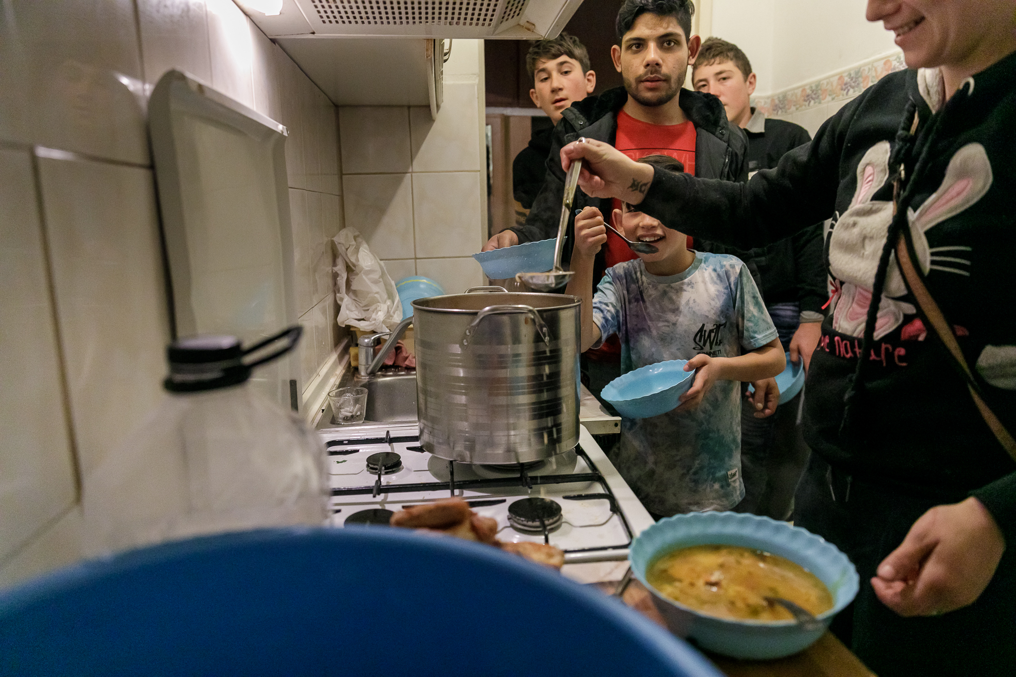 La Dărmănești, Bacău, jocul ursului datează de secole. Tradiția nu exclude boxele, inspirația de pe YouTube și mersul cu metroul în Capitală: “Urșii mei nu trebuie tunși, numai cheptănați și unși!”