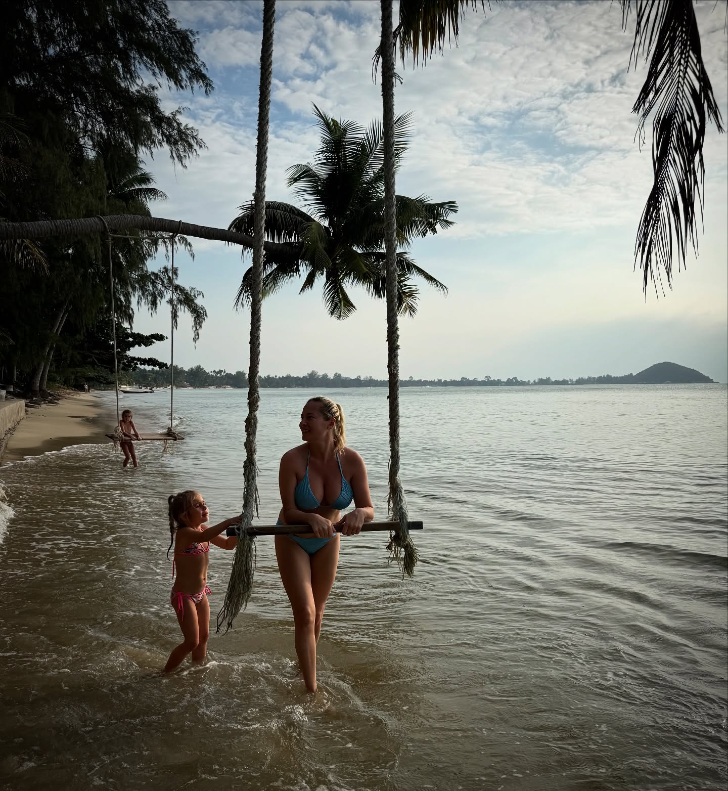 Cum arată Laura Cosoi în costum de baie, după ce a devenit mamă a patra oară. Actrița e în Thailanda cu întreaga familie