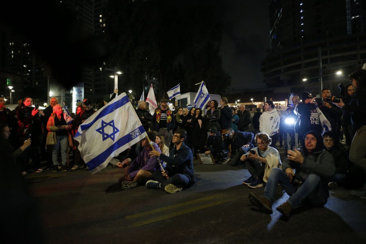 „Bibi, ai transformat o ţară întreagă într-una de îndoliaţi”. Proteste în Israel față de guvernul Netanyahu. Oamenii cer eliberarea ostaticilor ținuți de Hamas în Gaza