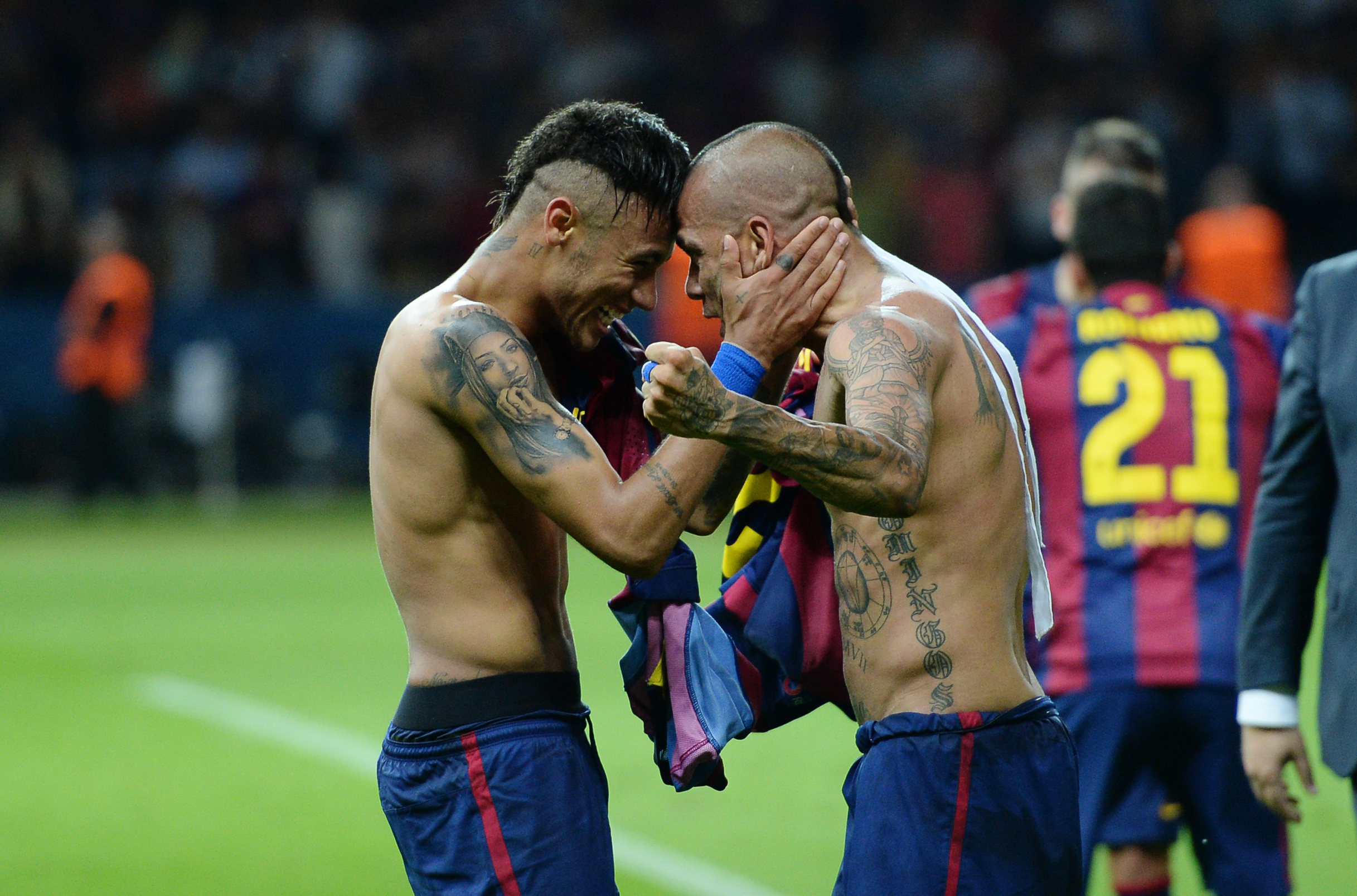 Dani Alves și-a prelungit contractul cu Barcelona până în 2017 / GALERIE FOTO