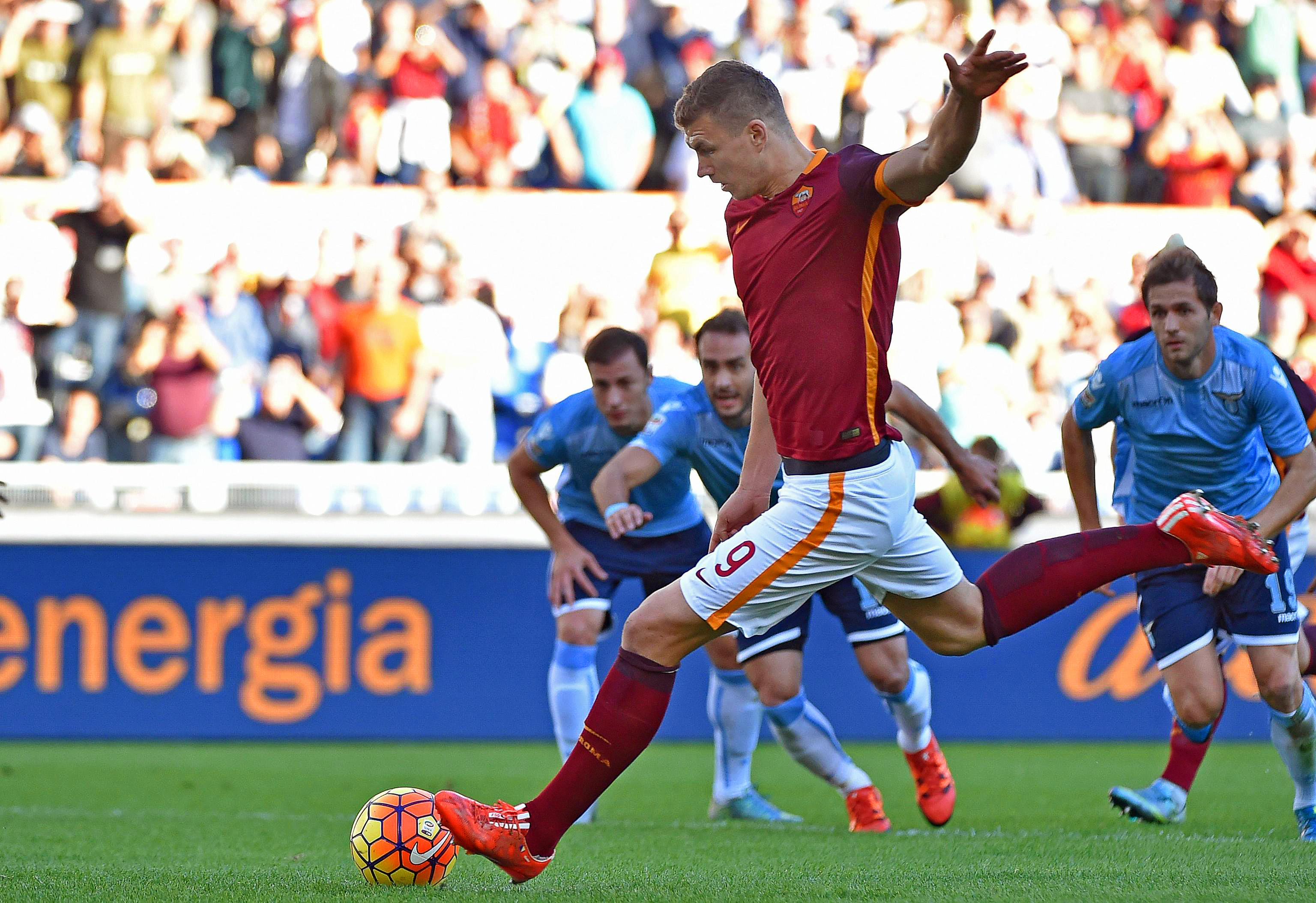 Tătărușanu, imbatabil în Sampdoria - Fiorentina 0-2, revine pe primul loc în Serie A. Ştefan Radu a pierdut Derby della Capitale, AS Roma - Lazio 2-0. Chiricheș, rezervă la Napoli - Udinese 1-0 / GALERIE FOTO