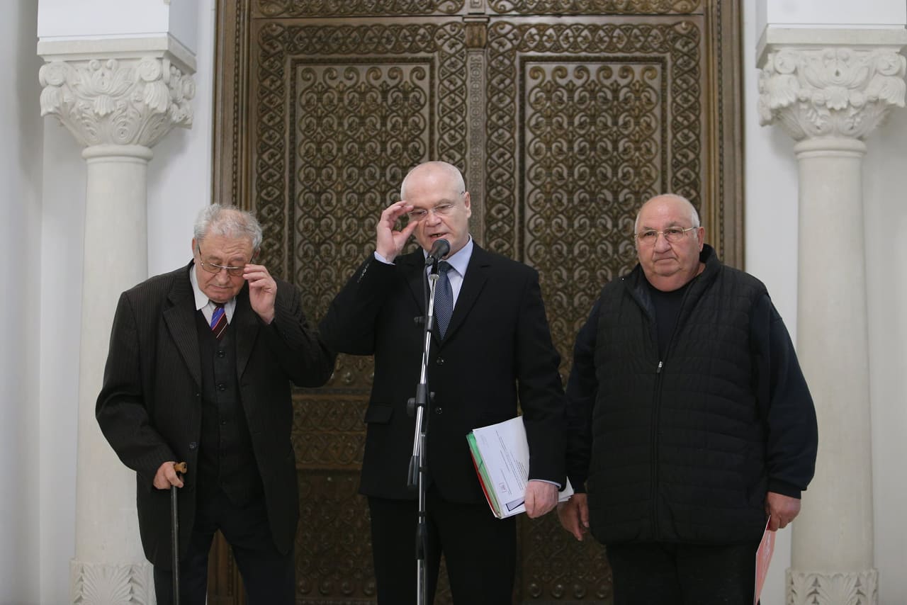 FOTO | Klaus Iohannis spune că nu a primit nicio întrebare de la foştii deţinuţi: "Încercarea PSD de a se folosi de necazul lor, pentru a-şi legitima atacul asupra justiţiei, este de-a dreptul jalnică"