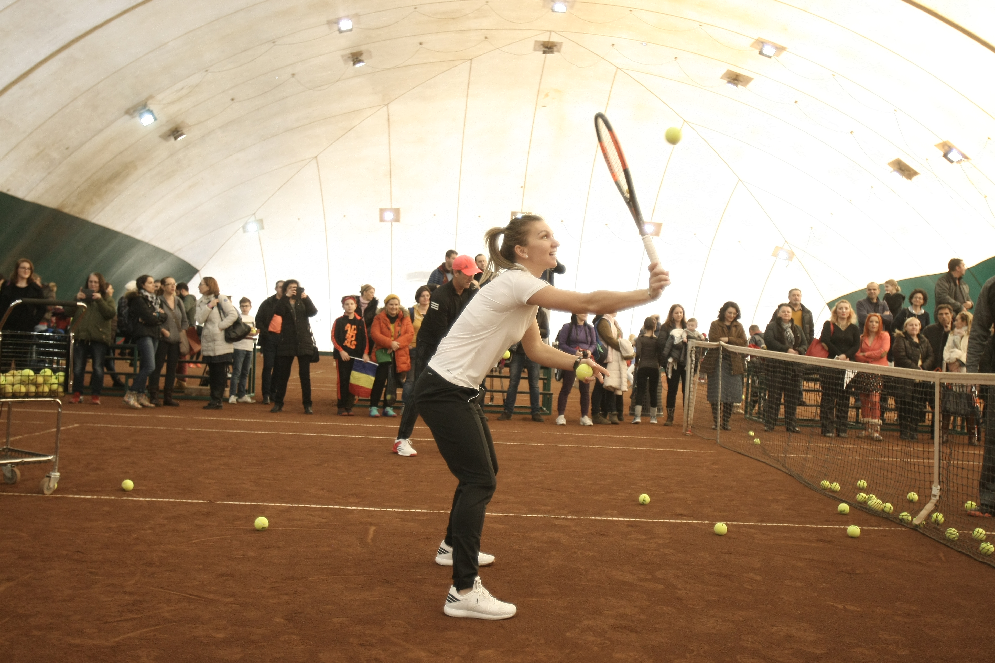 Simona Halep și-a luat energie de la copii! Un fost fotbalist stelist și-a adus fata, ca să ia autograf de la campioană / GALERIE FOTO