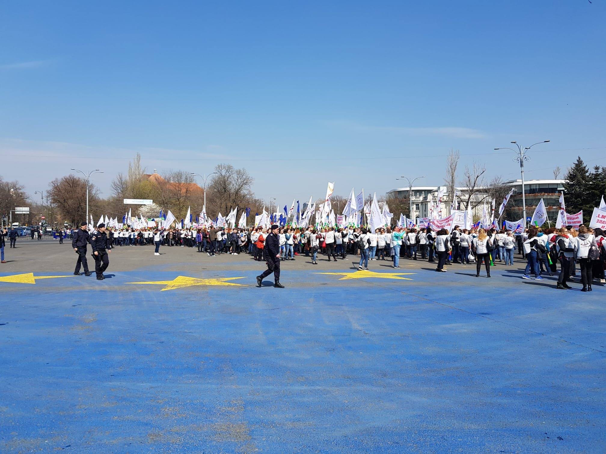 UPDATE. Delegaţie a grefierilor, la discuţii la Guvern. Colegii lor protestează în Piața Victoriei (FOTO&VIDEO)