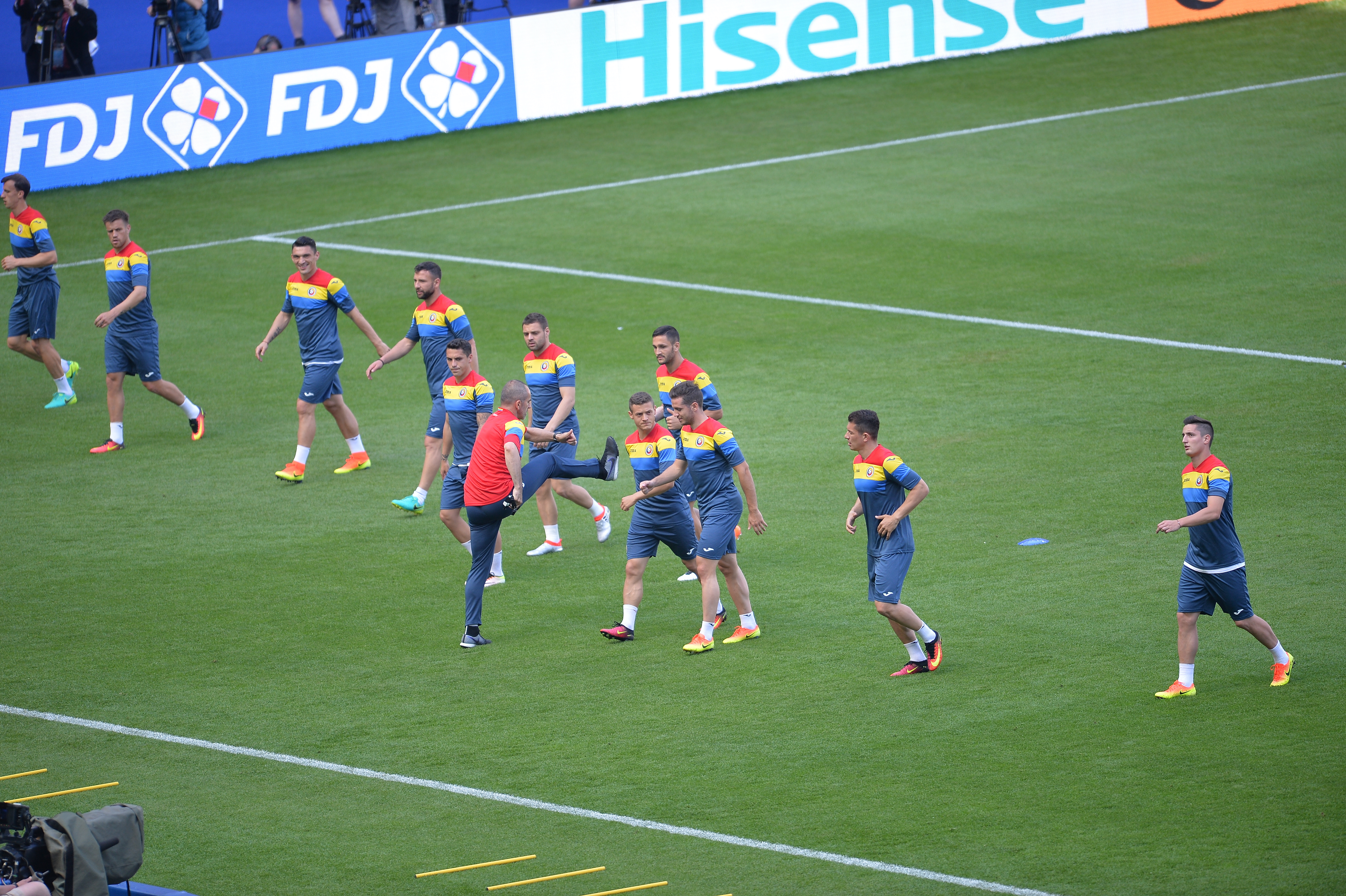 Euro 2016. Tricolorii au efectuat antrenamentul oficial pe Stade de France, ultimul înaintea meciului cu ”Les Bleus” (vineri, ora 22:00). Zâmbete și uimire / GALERIE FOTO și VIDEO
