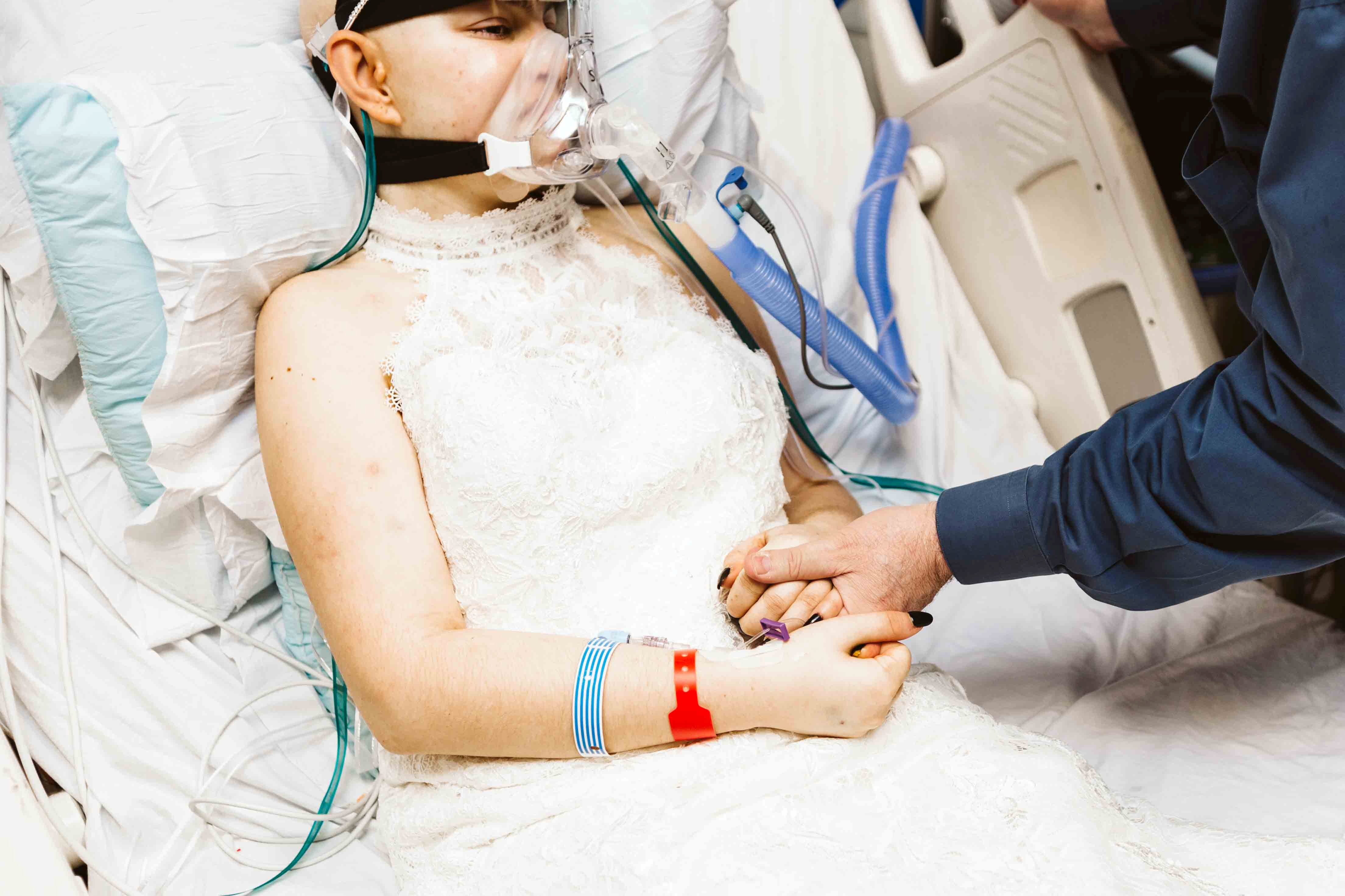 FOTO | O tânăra bolnavă de cancer a avut parte de nunta visurile ei cu trei zile înainte să moară