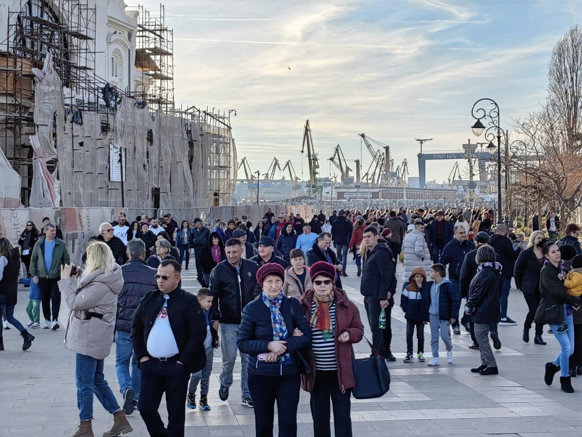 Imagini cu faleza din Constanța aglomerată ca niciodată, în prima zi din 2023: „Când mallurile sunt închise...”