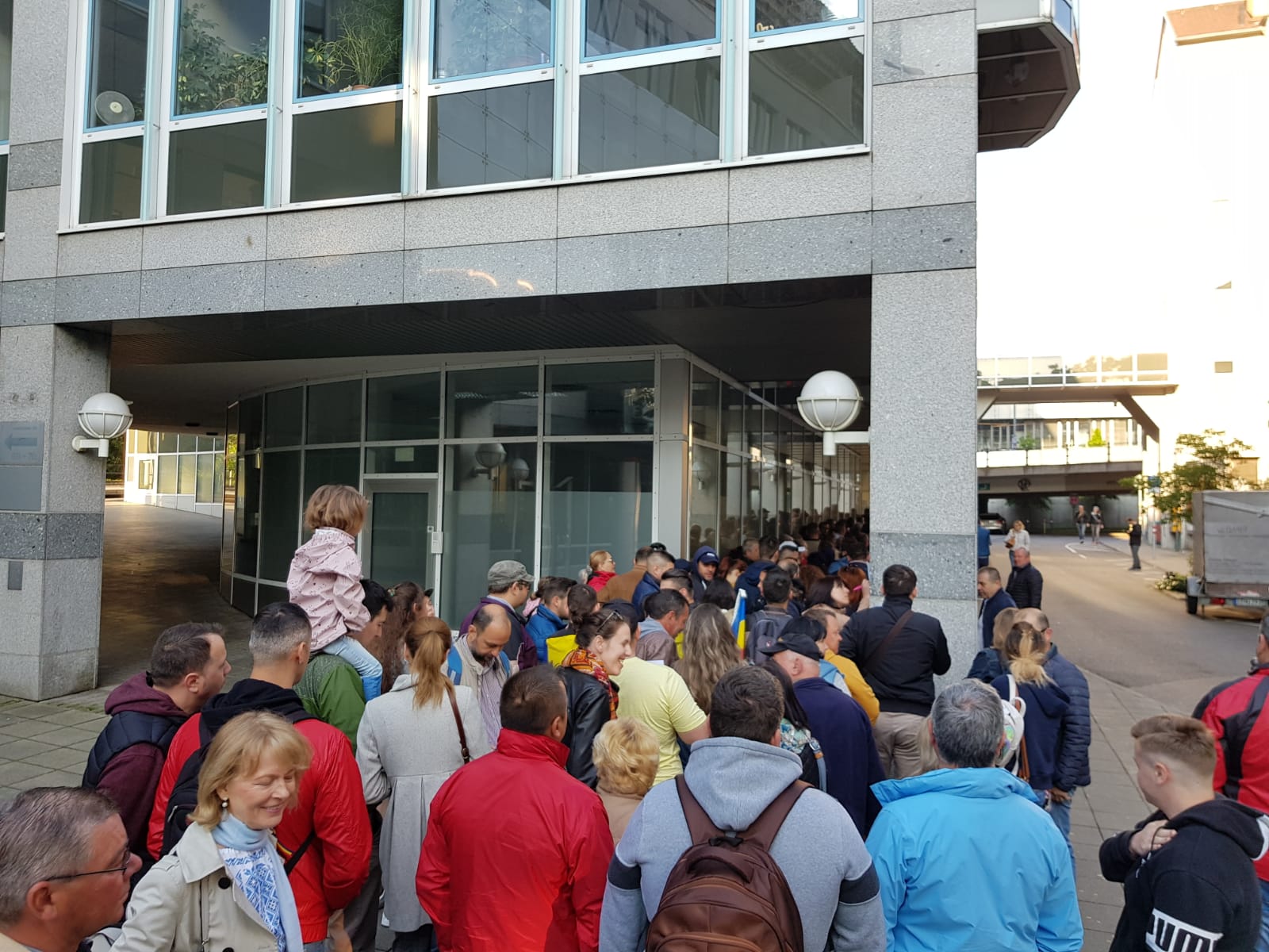 FOTO, VIDEO | Imagini incredibile la Londra: coadă interminabilă la secția de votare din cartierul botezat „Little Romania”! Mobilizare exemplară a diasporei și în Germania, Italia, Olanda și Belgia