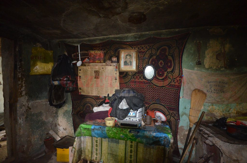 Bătrâni morți, îngropați cu excavatorul la cererea primarului. Pensionarii au fost înhumați, fără slujbă, la marginea cimitirului