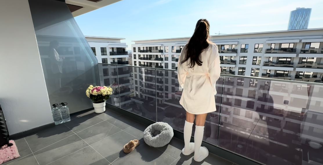 Imagini cu apartamentul din București în care locuiește Andreea Bostănică. Tânăra din Moldova câștigă 20.000 de euro pe săptămână