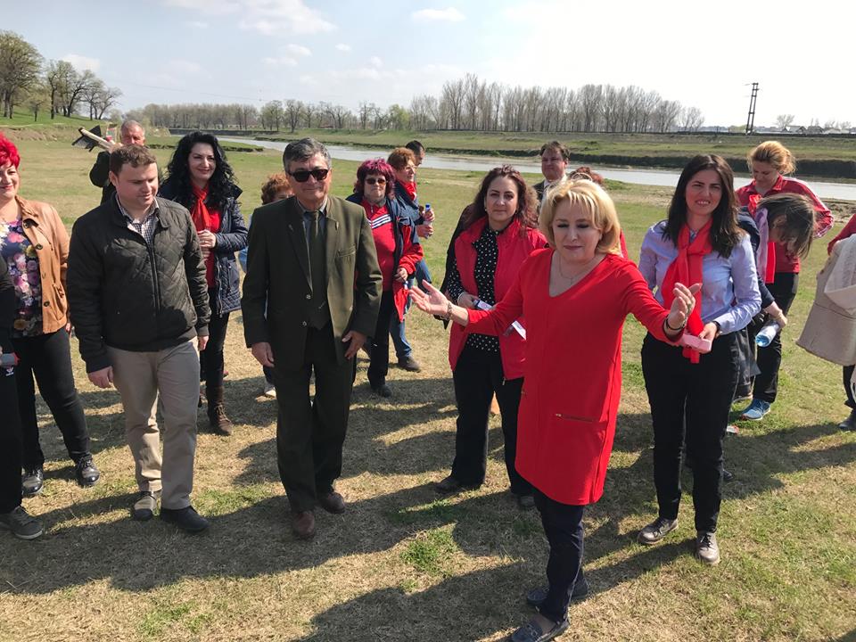Atunci și Acum: Viorica Dăncilă, campanii pe tocuri, pe ulițele satului și iubitoare a portului tradițional