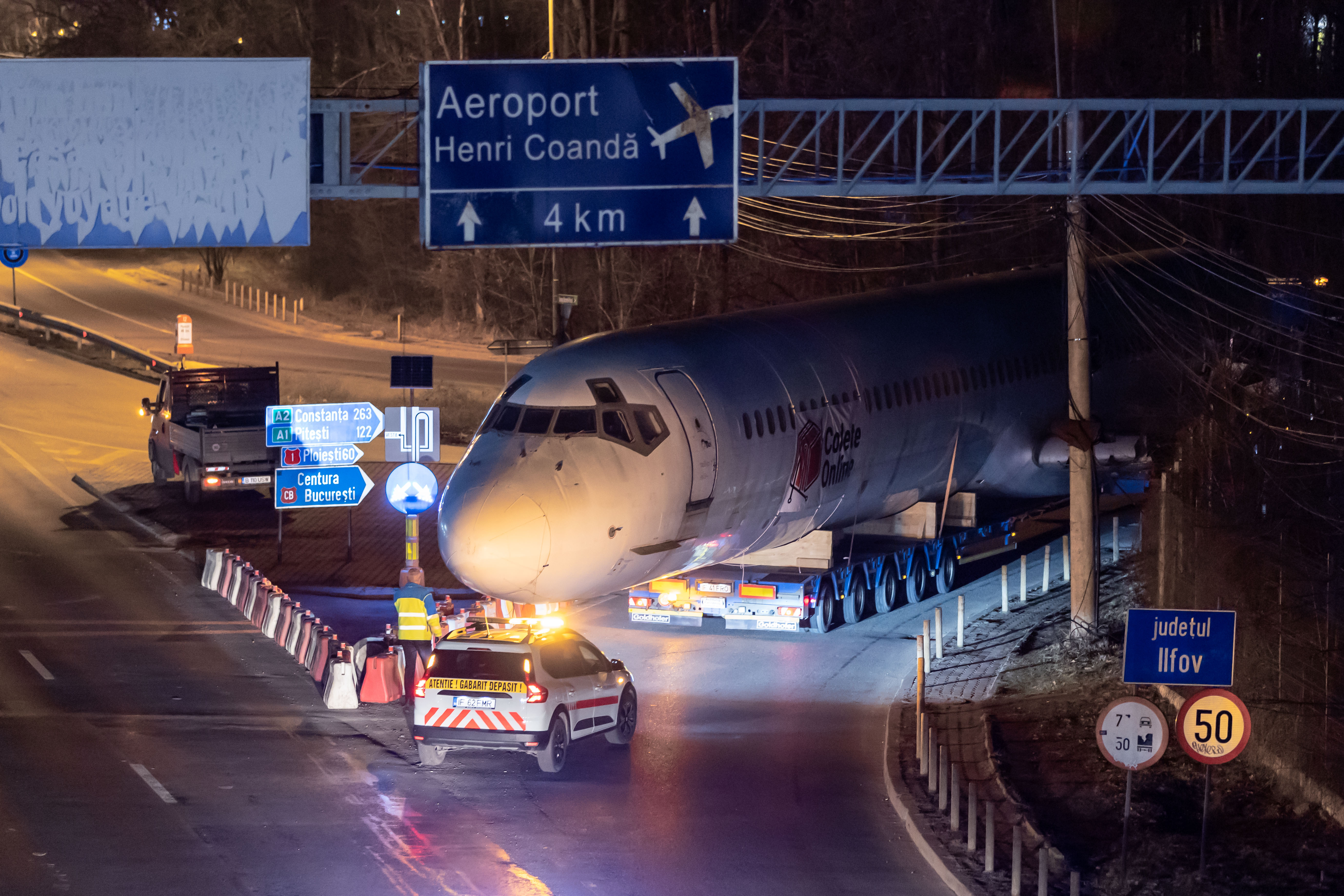 Cine e românul care a cumpărat cu 36.000 de euro un avion și ce plan are cu el. Aeronava, transportată pe străzile din București în noapte