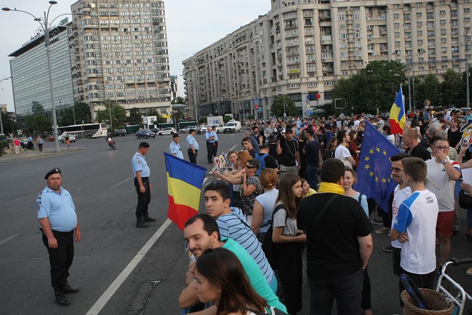 GALERIE FOTO/ Protest #Rezist, la o zi după mitingul PSD. Circa 1.000 de persoane sunt în Piața Victoriei