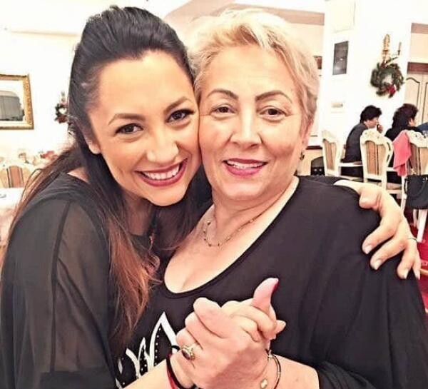 Cum au apărut Andra și mama ei la piață. Cântăreața se bucură de timp în familie, alături de părinți și surorile ei