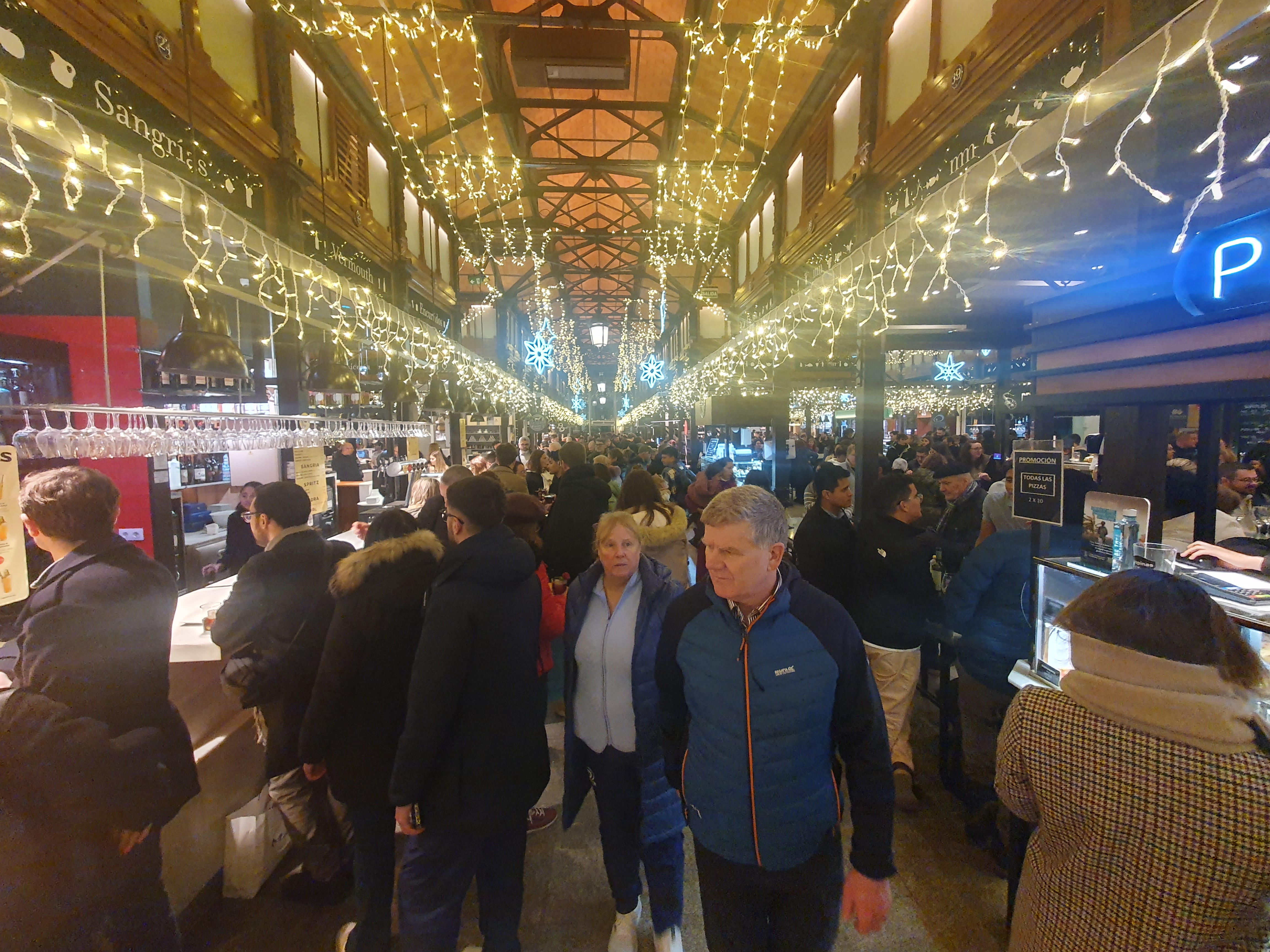 Sărbătorile de iarnă la Madrid. Explozia culinară din capitala Spaniei. Cât costă o porție de fructe de mare sau un pahar de vin în Mercado de San Miguel