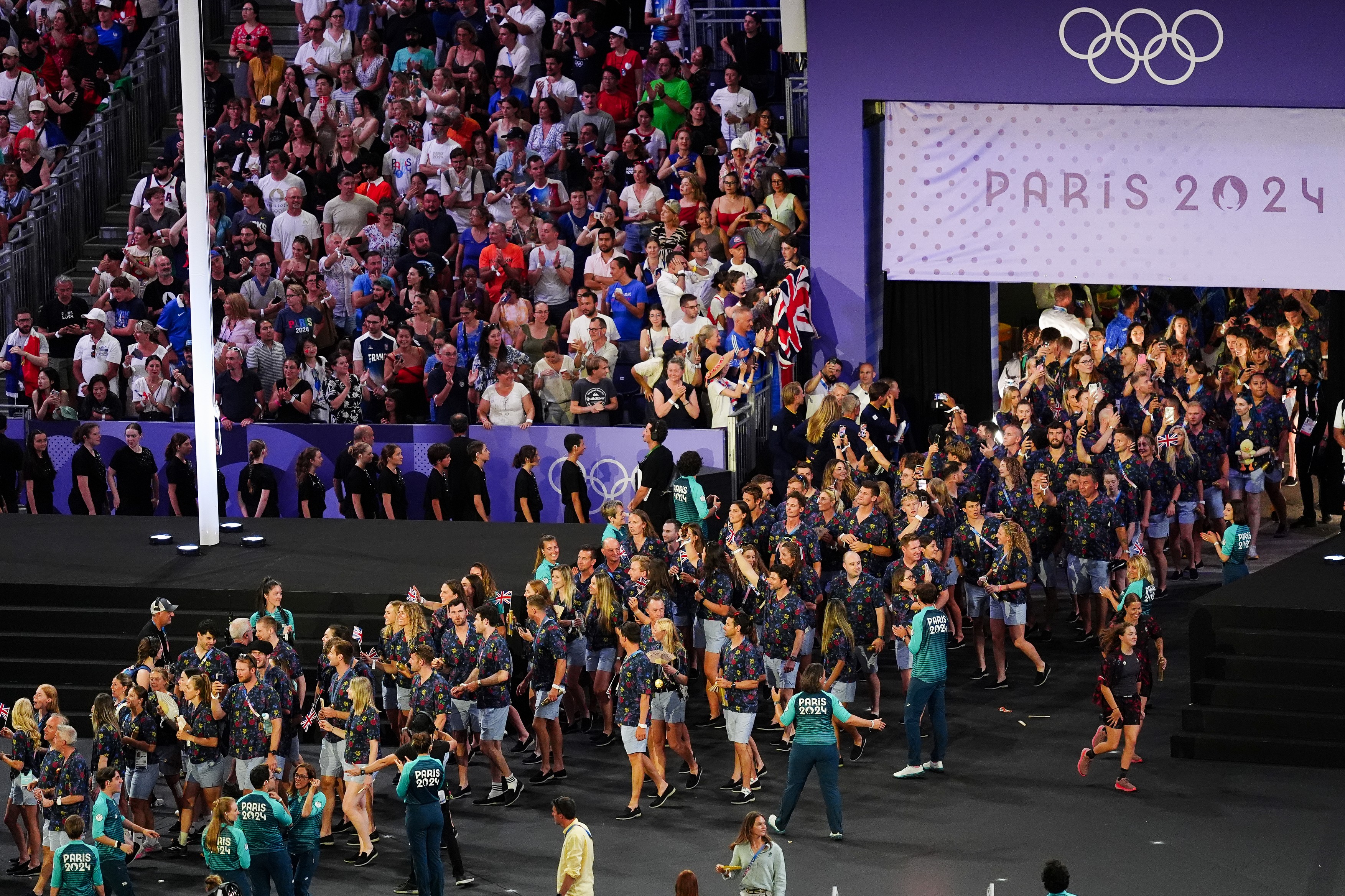 Jocurile Olimpice s-au încheiat cu o ceremonie spectaculoasă pe Stade de France. Tom Cruise a preluat ștafeta, după o cascadorie inspirată din filmele „Misiune Imposibilă”