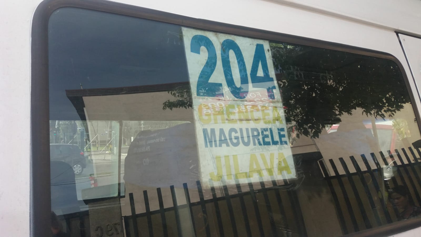 UPDATE. Un microbuz a intrat într-un copac pe Şoseaua Antiaeriană din Bucureşti