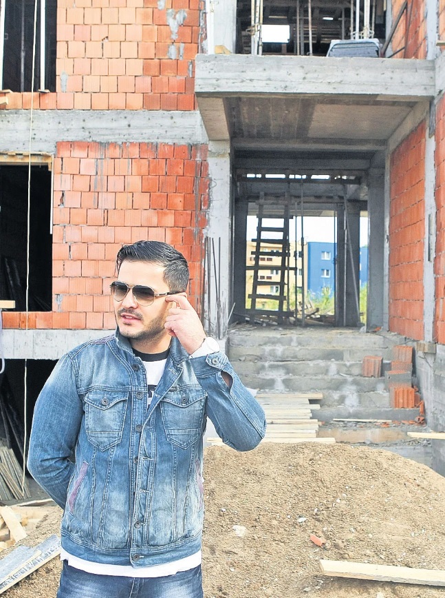 Imagini cu casa în care locuiește Liviu Vârciu cu familia lui. Vila de lux e dotată cu buncăr, dar și cu o sală de cinema cu 8 locuri
