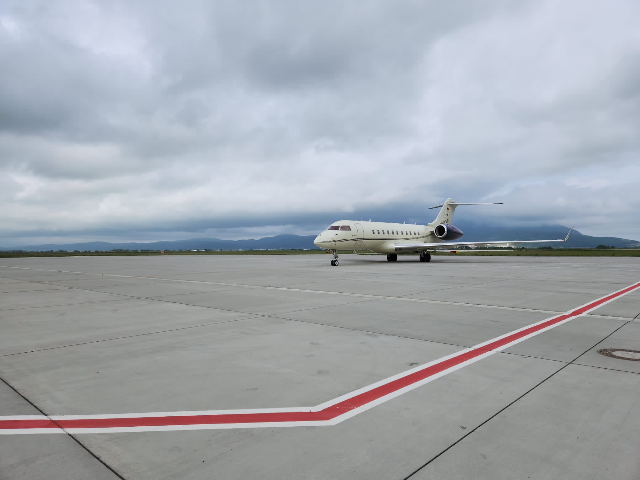Ion Țiriac, pe noul aeroport din Brașov, la manșa avionului său. „A aterizat în cele mai bune condiții, acasă”
