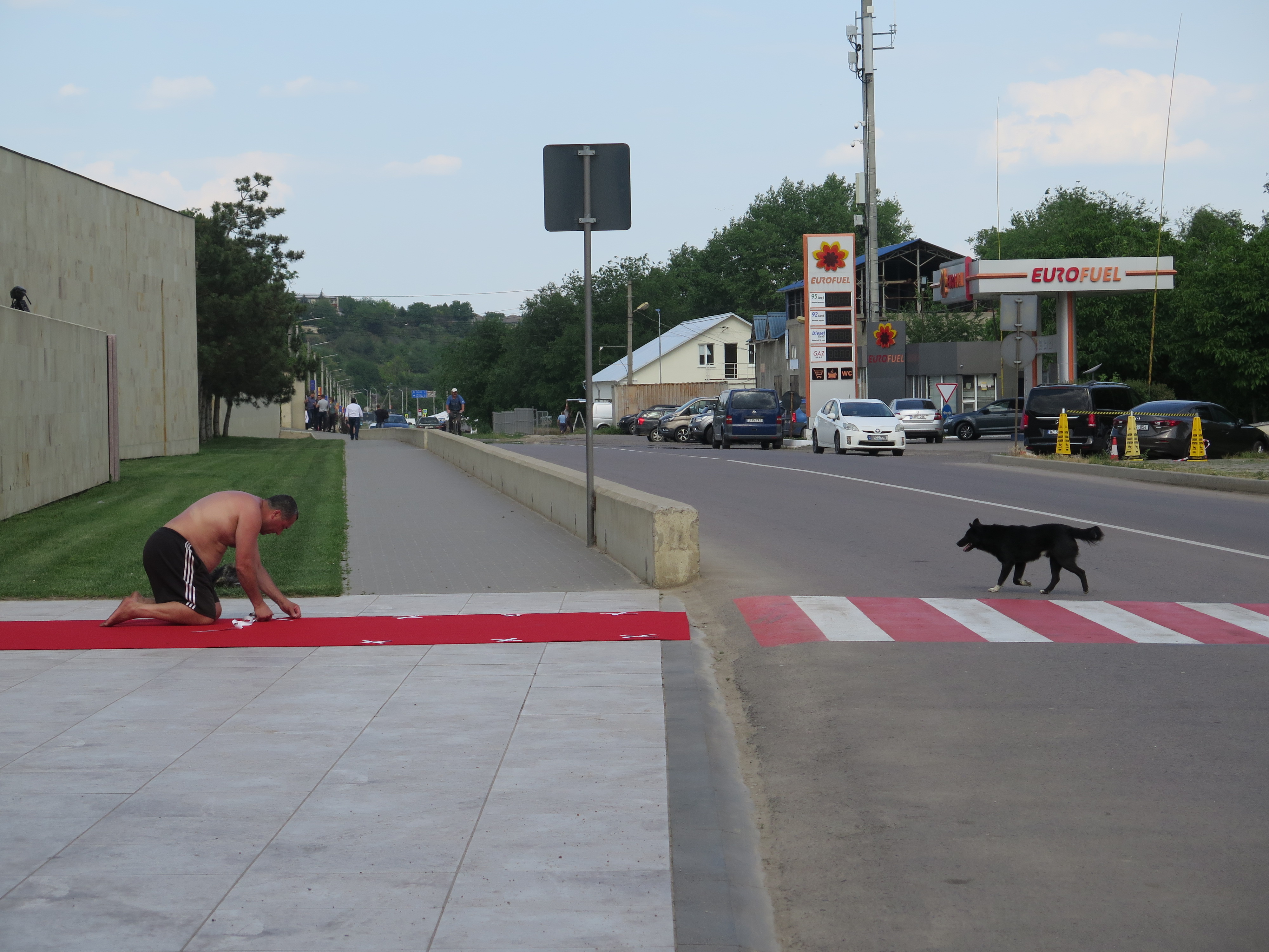 REPORTAJ LA CASTELUL MIMI. Liderii Uniunii Europene au ajuns în Republica Moldova și vor vedea locul de unde le vin oamenii care le muncesc  pe câmpuri, pe șantiere și în locuințe