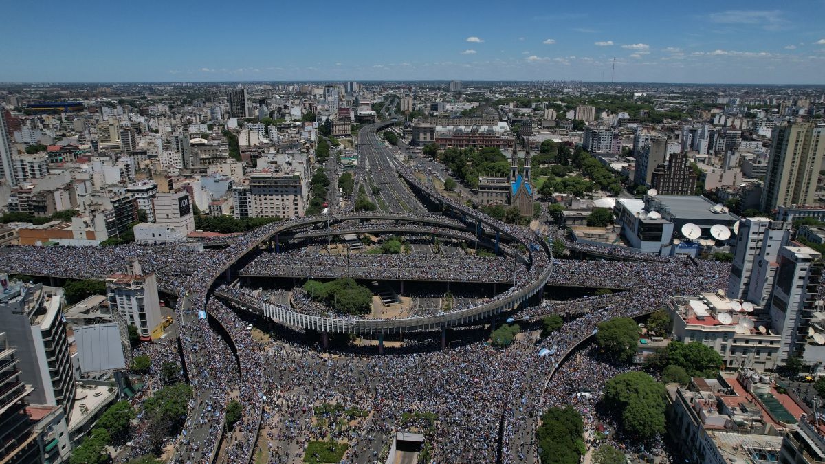 Ciocniri între polițiști și fani la sărbătoarea din Buenos Aires cu peste 5 milioane de oameni pe străzi. Cel puțin 21 de răniți și 14 persoane arestate