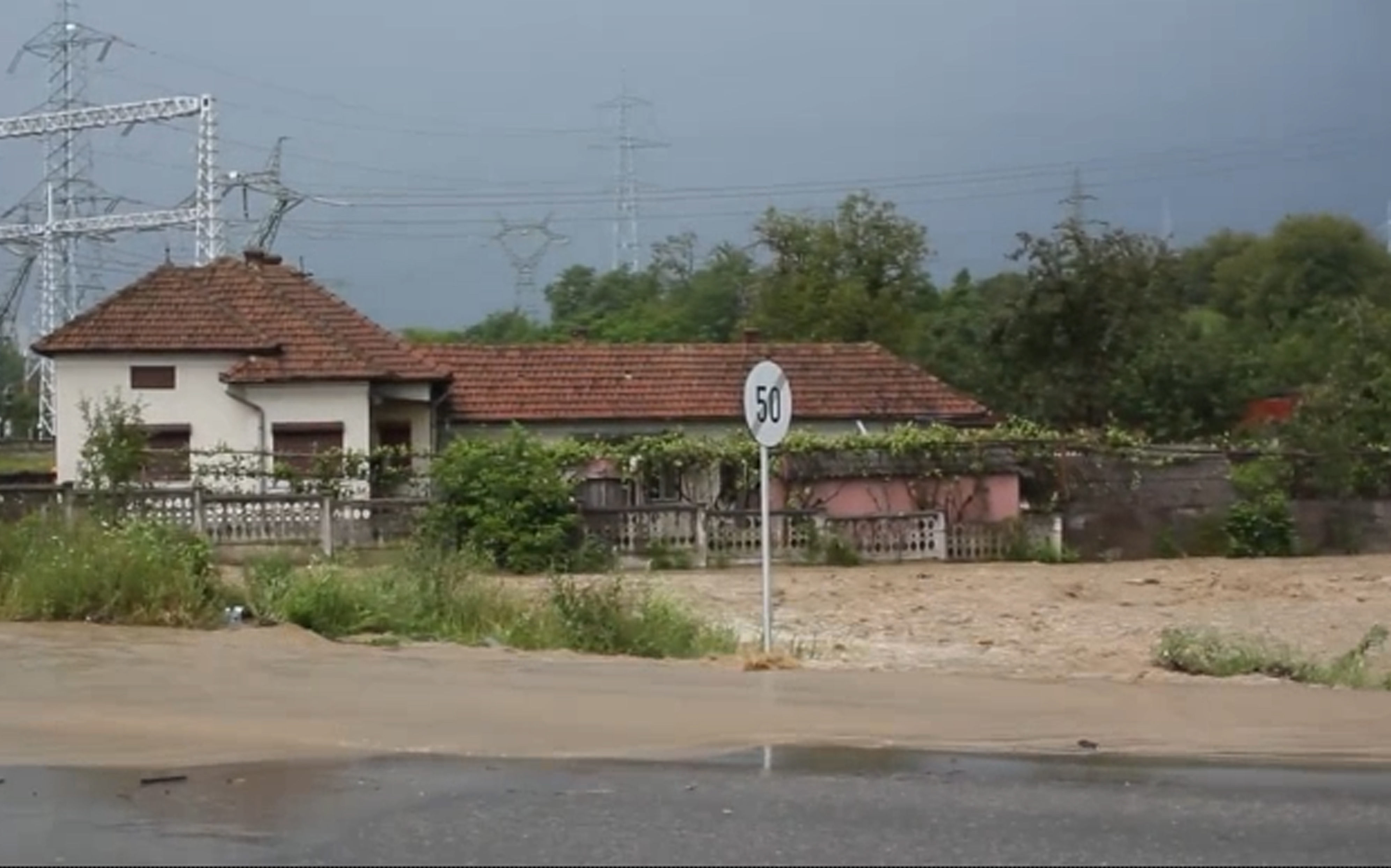 Ploile au făcut ravagii în țară! Mașini luate de viitură și zeci de gospodării inundate FOTO