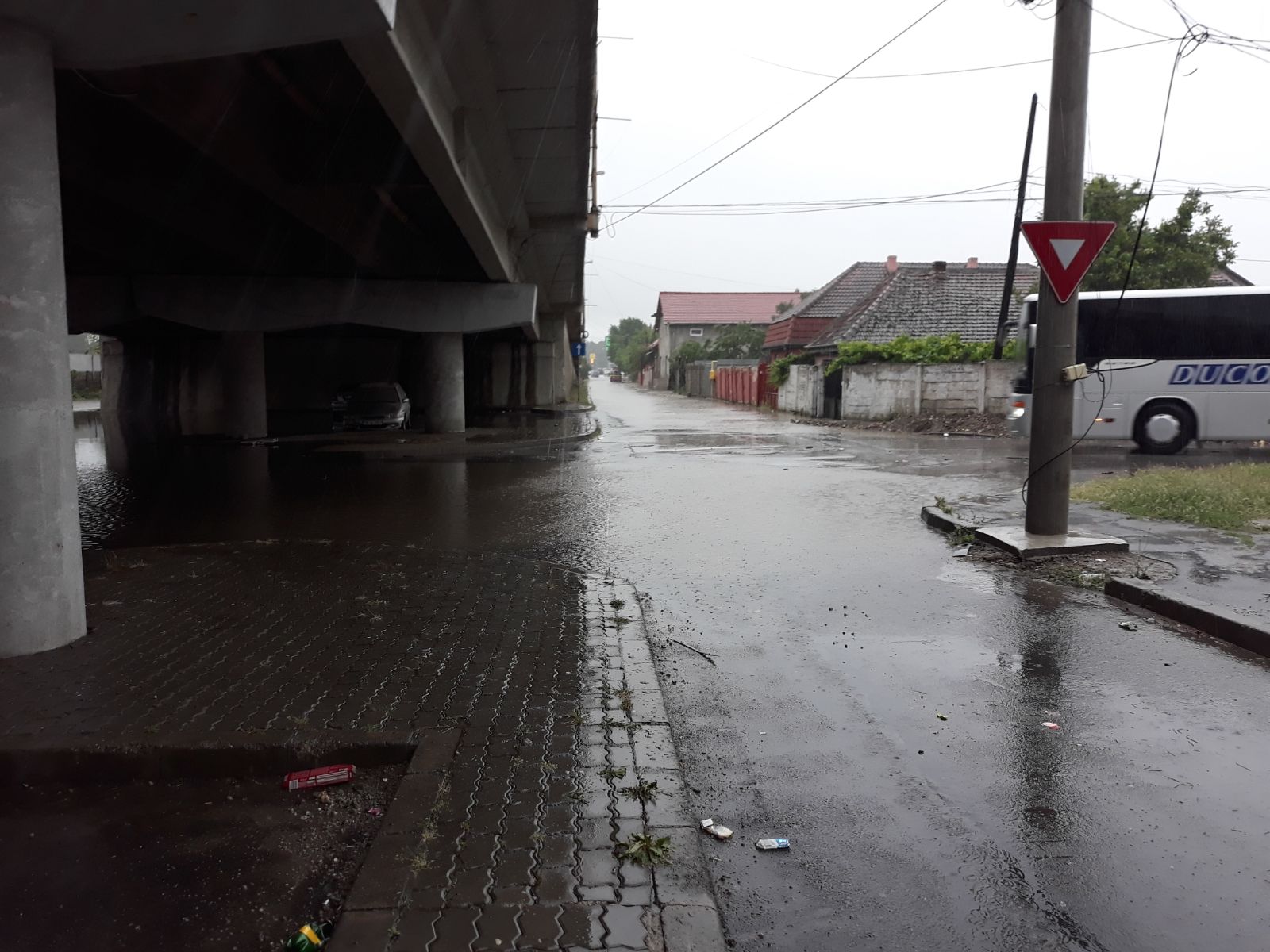 FOTO/ Mașină blocată în ape sub un pod din Timișoara. Inundații în tot județul Timiș după codul portocaliu de ploi