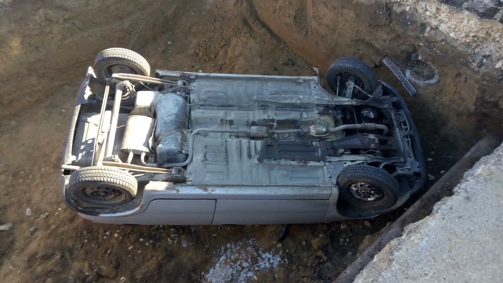 UPDATE: Un pensionar de 78 de ani a căzut într-o groapă cu mașina, în Constanța. Unul dintre muncitorii care făceau lucrări a fost rănit | FOTO