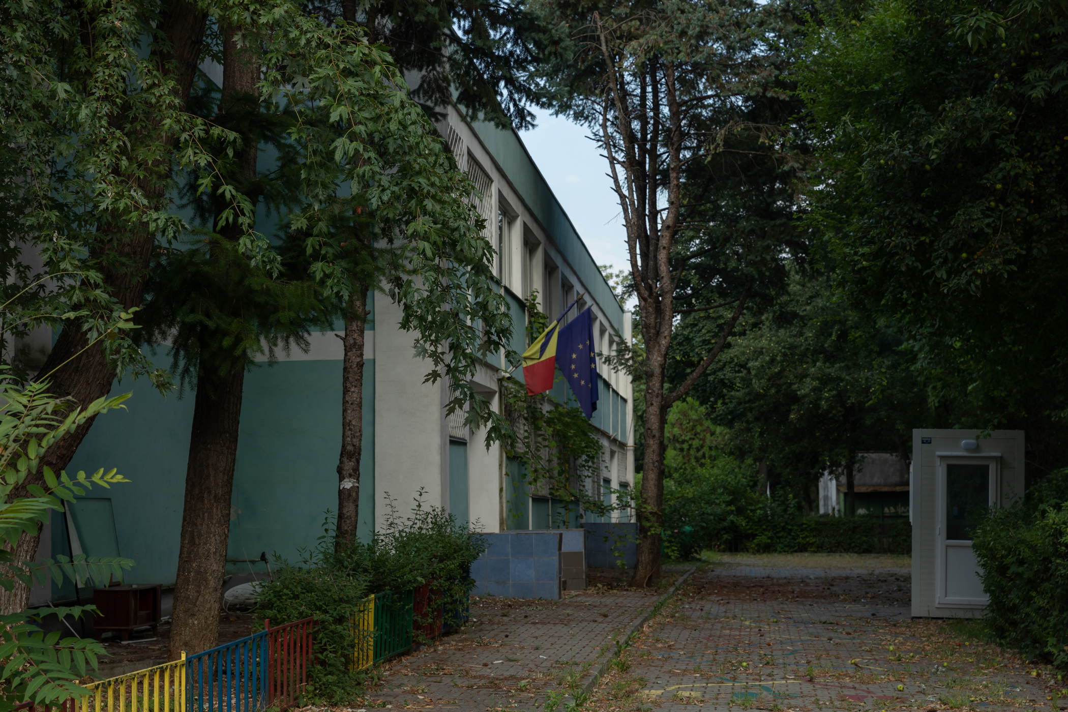 Mii de elevi din sectorul 4, mutați de primărie „temporar” în alte locații, pentru consolidări care nu au început nici după 2 ani