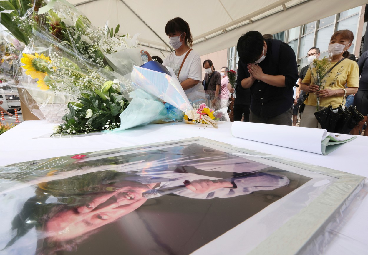 Japonezii au format cozi uriașe pentru a-i aduce un ultim omagiu lui Shinzo Abe. Munte de flori în locul în care a fost asasinat