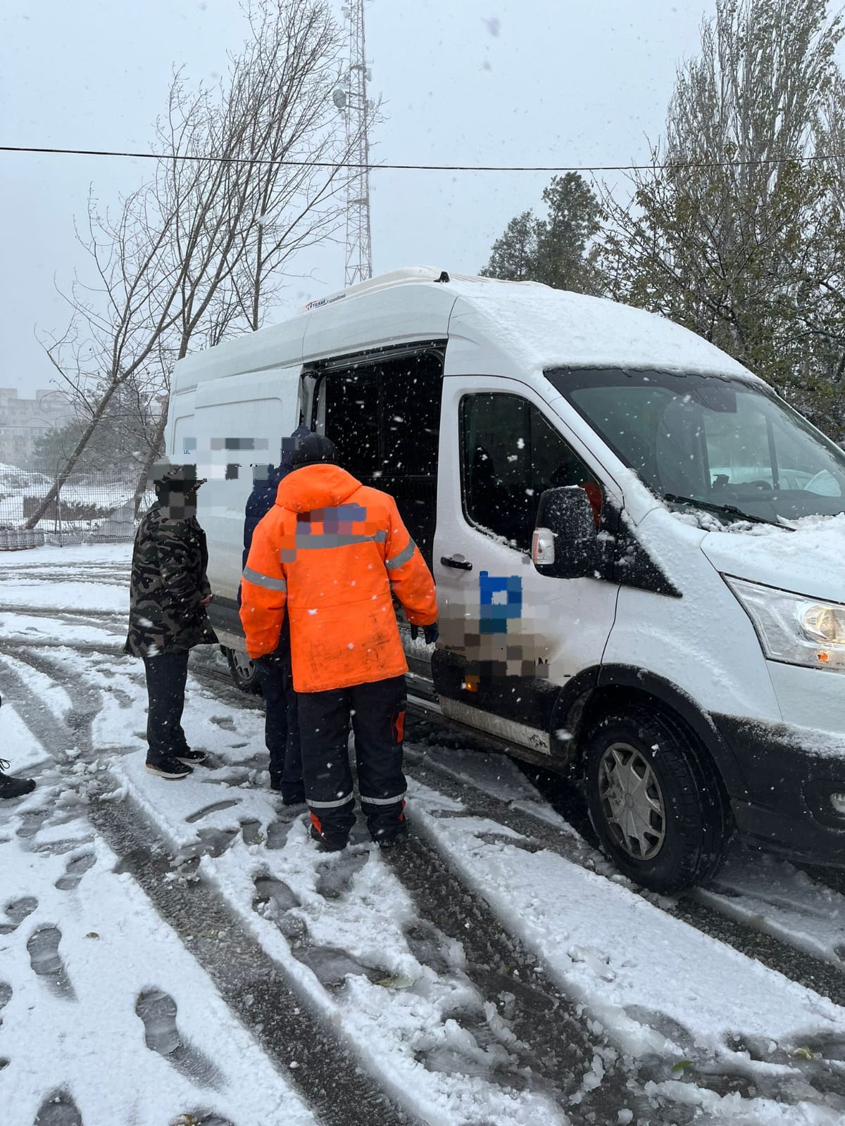 Un om fără adăpost a cerut ajutor pentru el și câinele lui din cauza viscolului. Cum au reacționat polițiștii din Constanța
