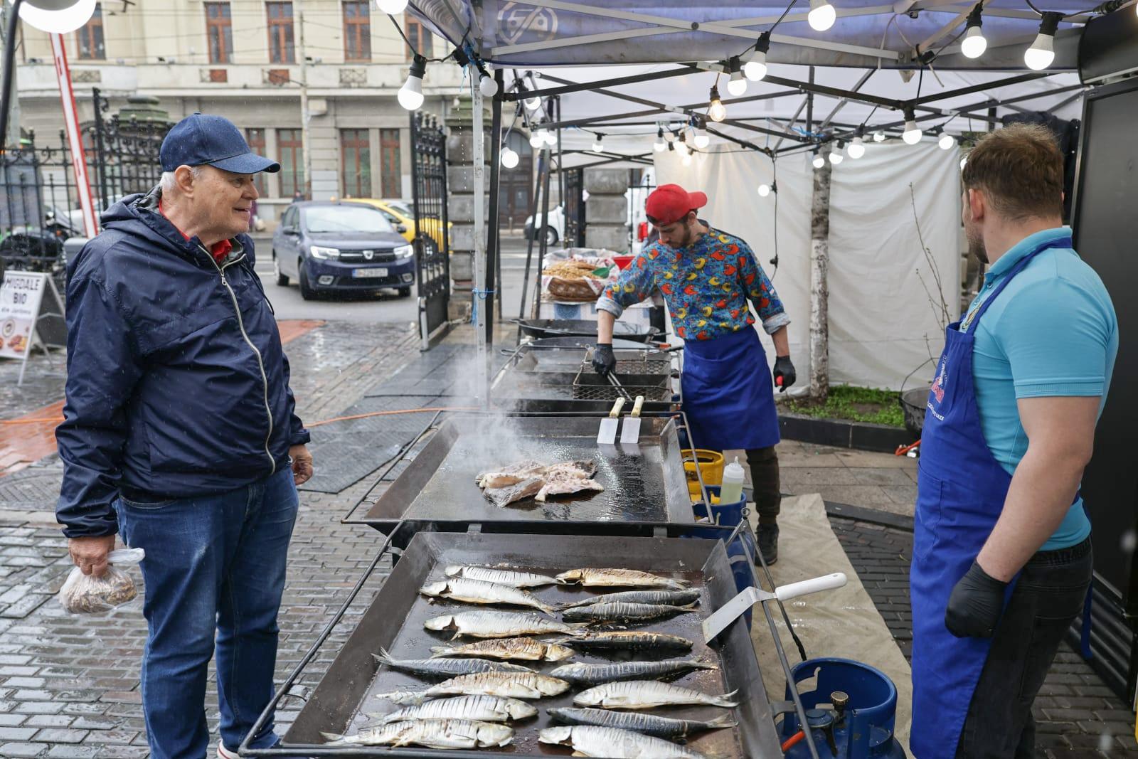 Borș pescăresc și mici din pește sub privirile bucureștenilor. Cât a ajuns să coste un kilogram de cozonac la târgul pescăresc de Florii