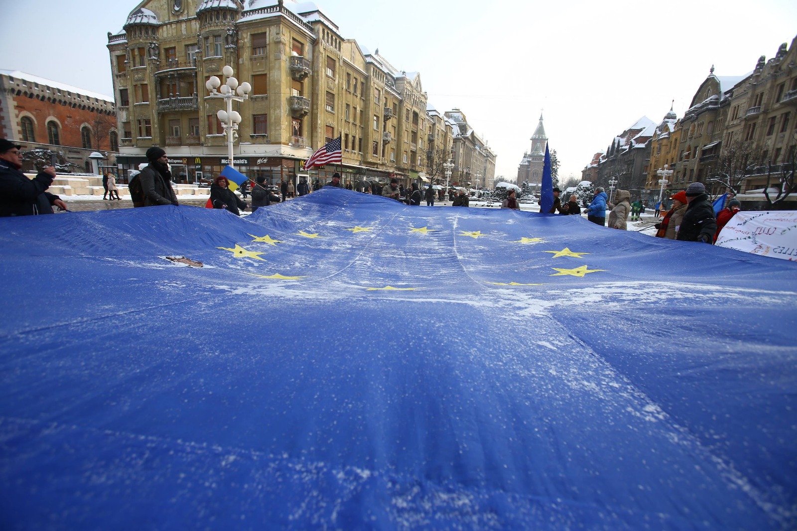 Un steag UE imens, întins în centrul Timișoarei. Adus de la Zurich, steagul va ajunge la București/FOTO