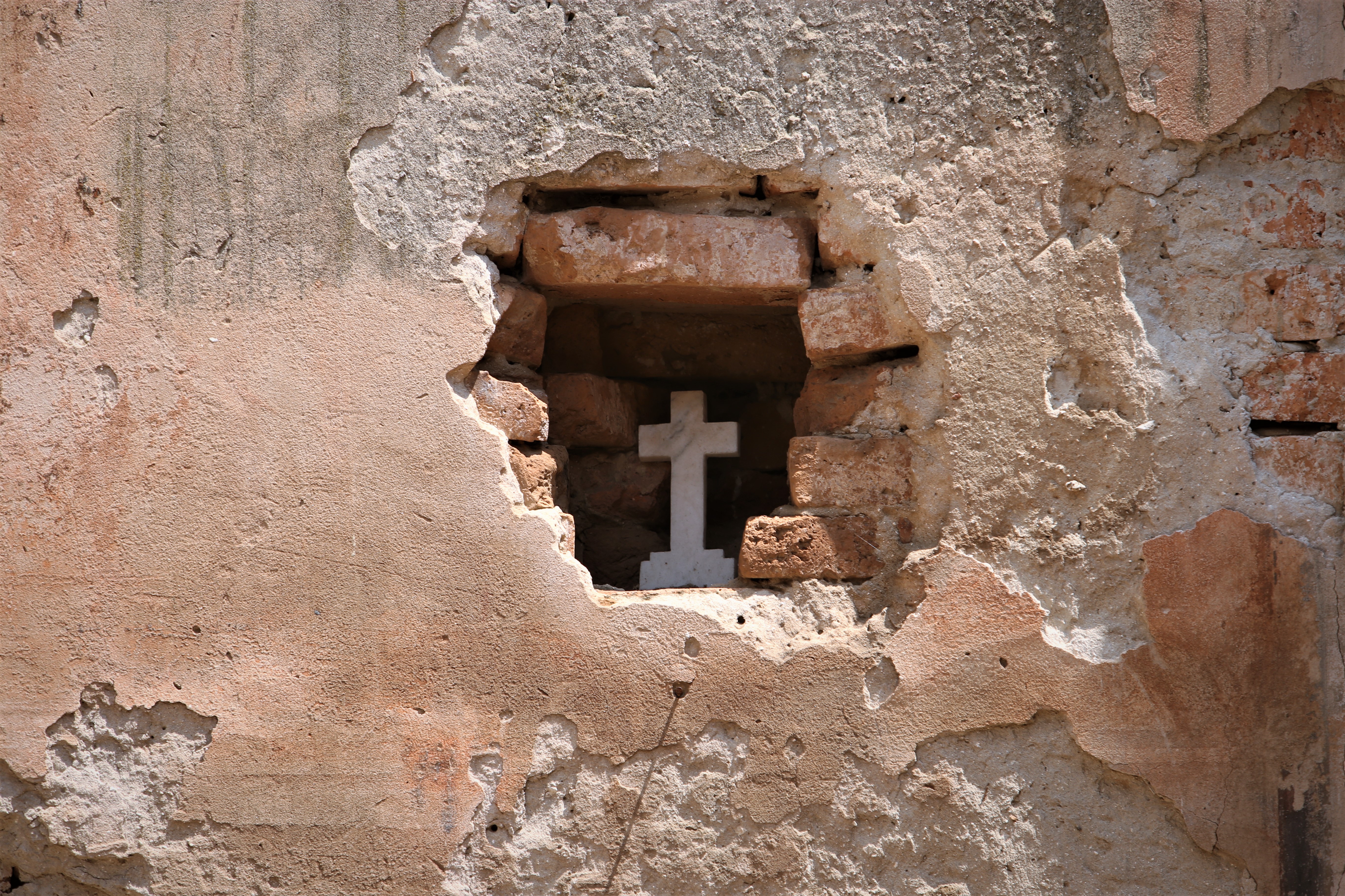 Izolare sau sihăstrie. De un an jumătate, călugărul Justinian este starețul unei biserici-ruină, din Teleorman