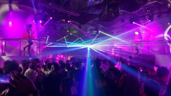 Două românce lucrează la 8.000 de km depărtare de casă pentru cel mai mare brand de cluburi de noapte din lume | GALERIE FOTO