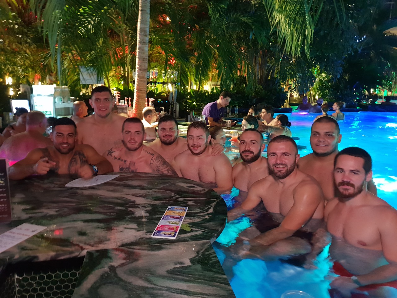 Rugbiștii de la CSM București și-au etalat tatuajele la bazin! ”Tarzan”, lider în junglă