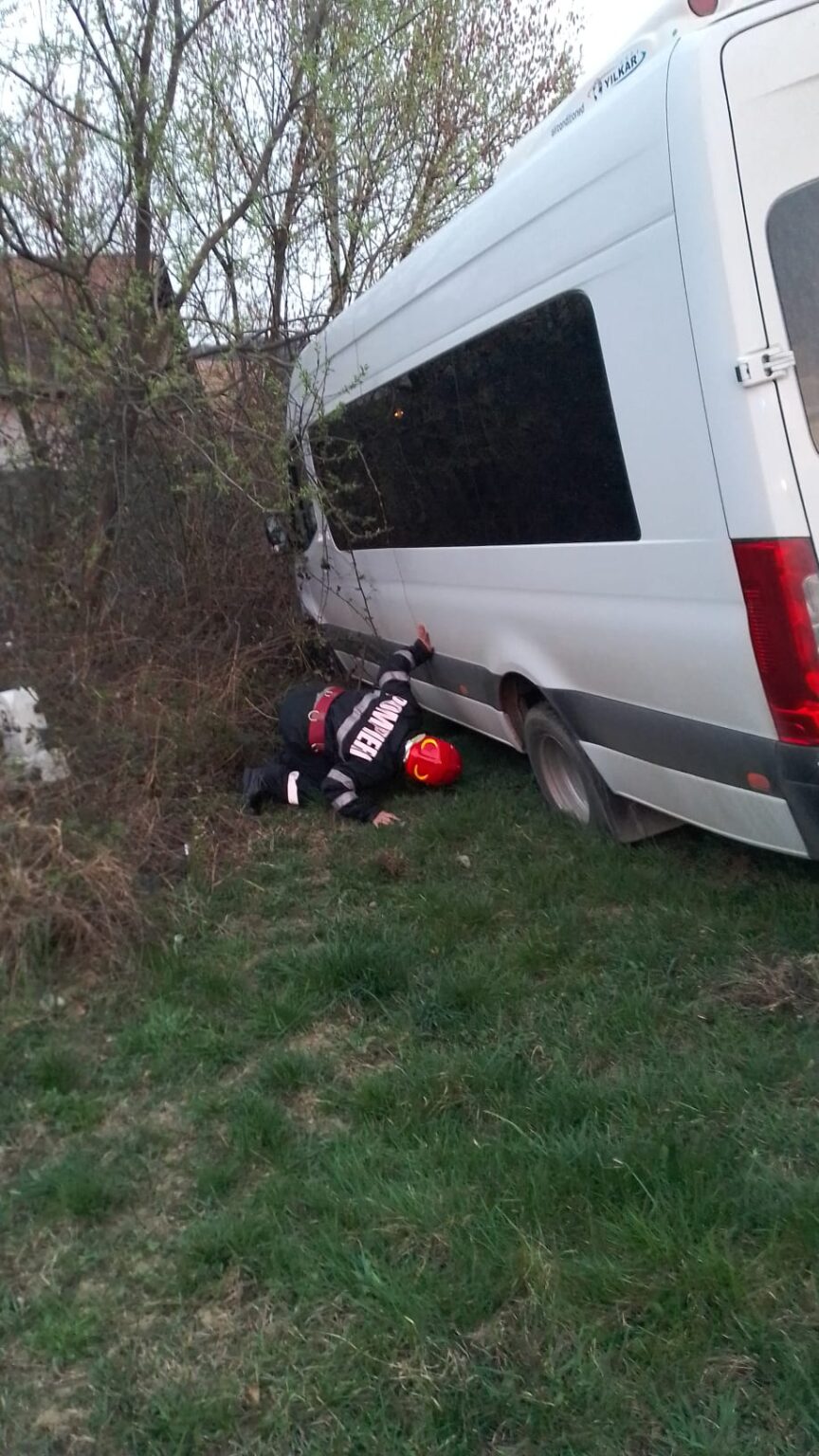 Microbuz cu 23 de pasageri la bord, răsturnat în stațiunea Călimănești, județul Vâlcea