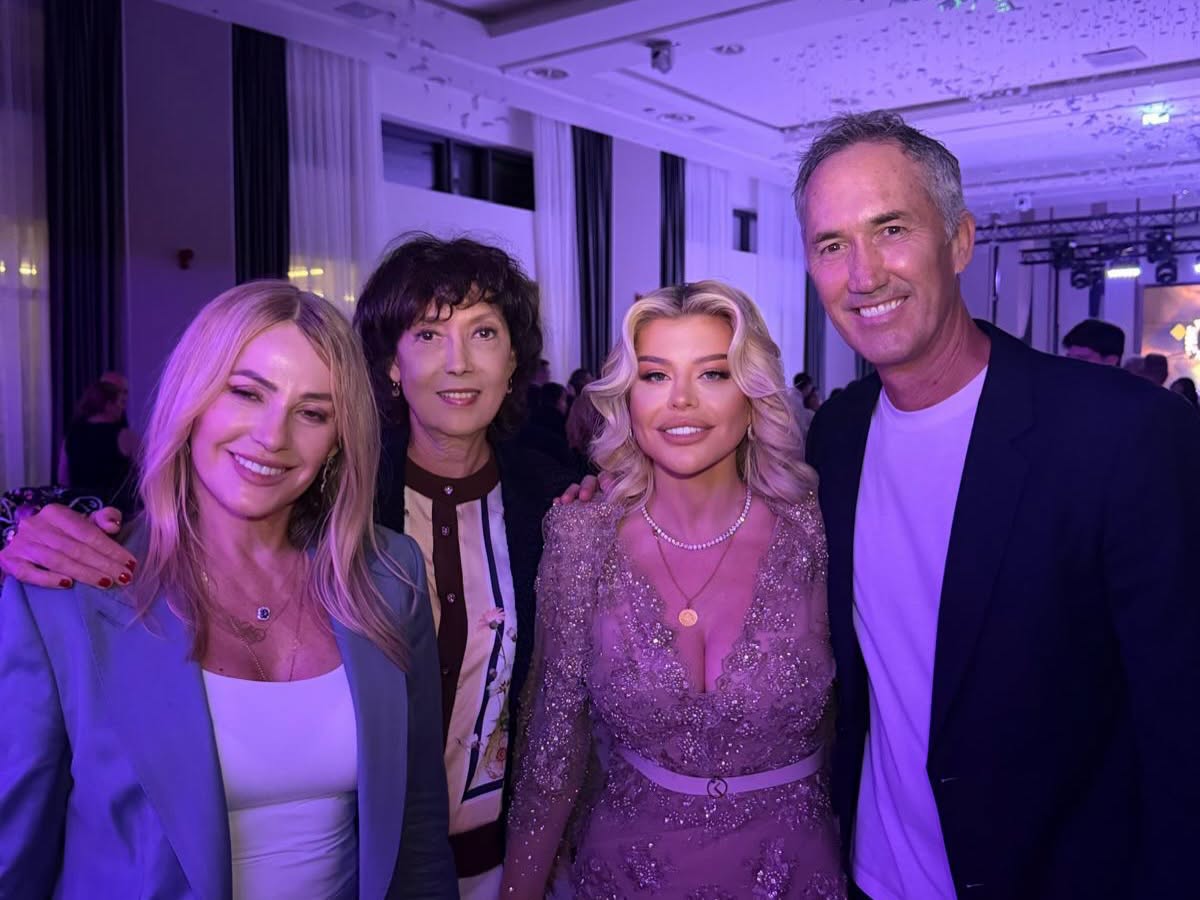 Loredana Groza, imagini de colecție. Artista s-a afișat alături de Nadia Comăneci, Ilie Năstase, Virginia Ruzici, Simona Halep și Darren Cahill