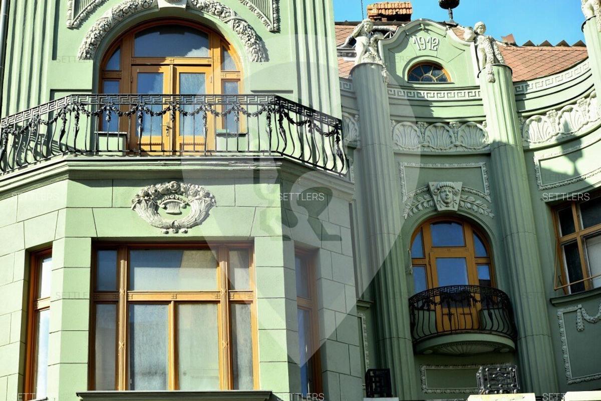 Brașovul scoate la vânzare un palat spectaculos din inima orașului, cu vedere spre Tâmpa, la preț de penthouse în centrul Bucureștiului