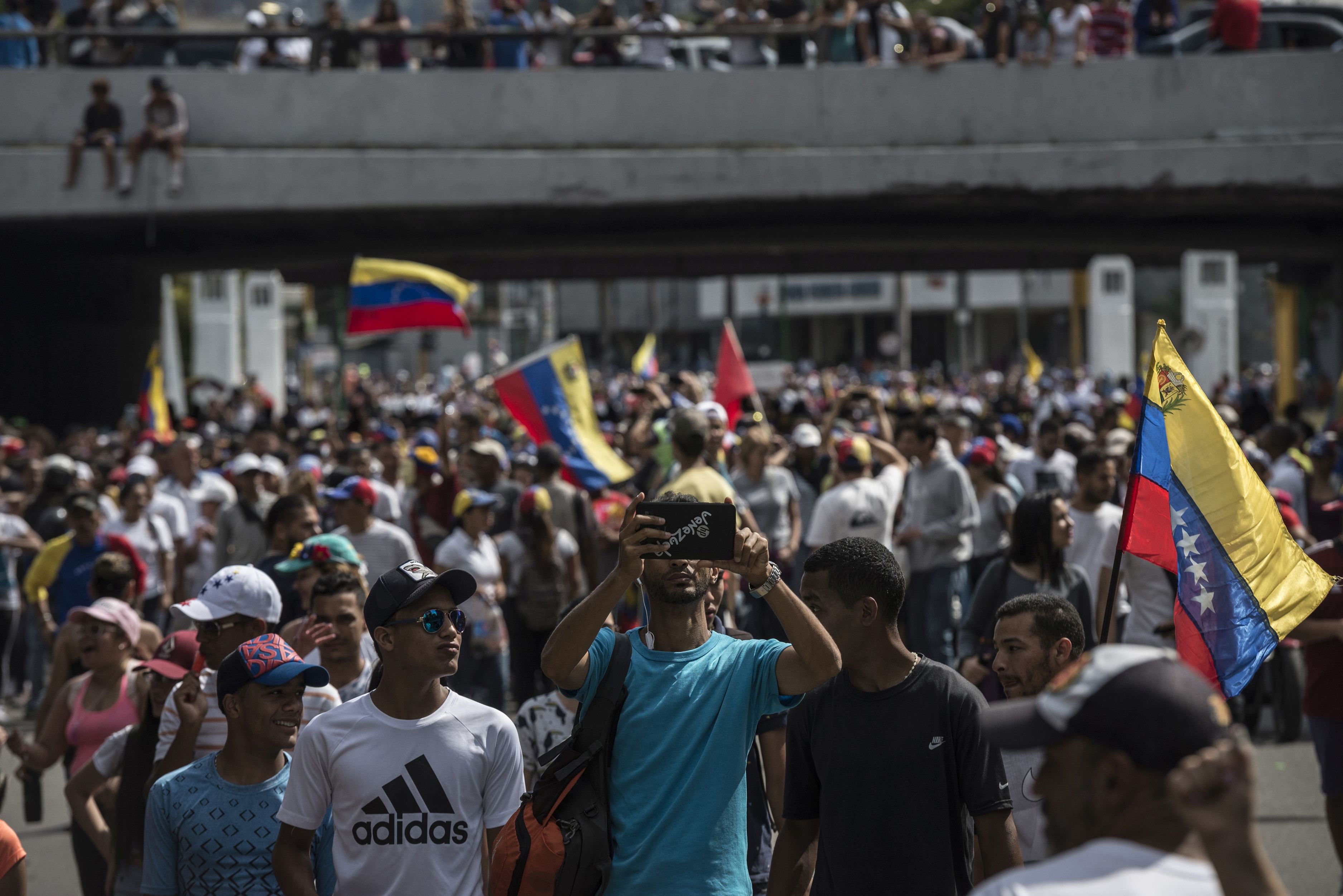 Criza din Venezuela | Străzile din Caracas, ocupate de susținătorii lui Guaido și Maduro. FOTO