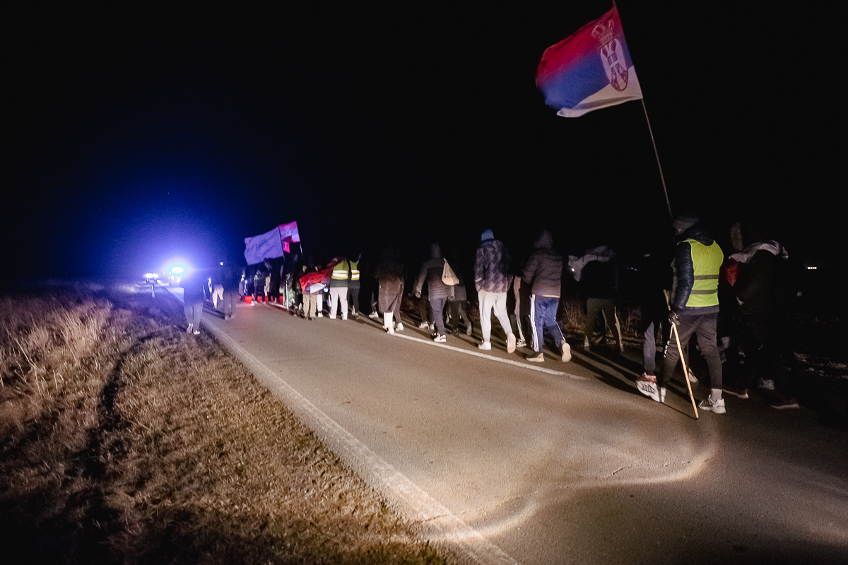 Cum protestează studenții sârbi prin marș și de ce strigă numele Laurei Kovesi