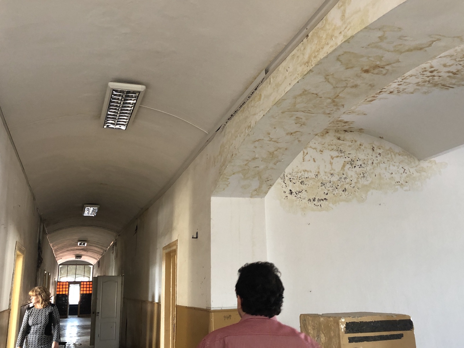 Peste 500 de elevi învață într-o școală fără acoperiș, în Timișoara. Clădirea distrusă de o furtună, în septembrie 2017, nu a fost reparată nici până acum!